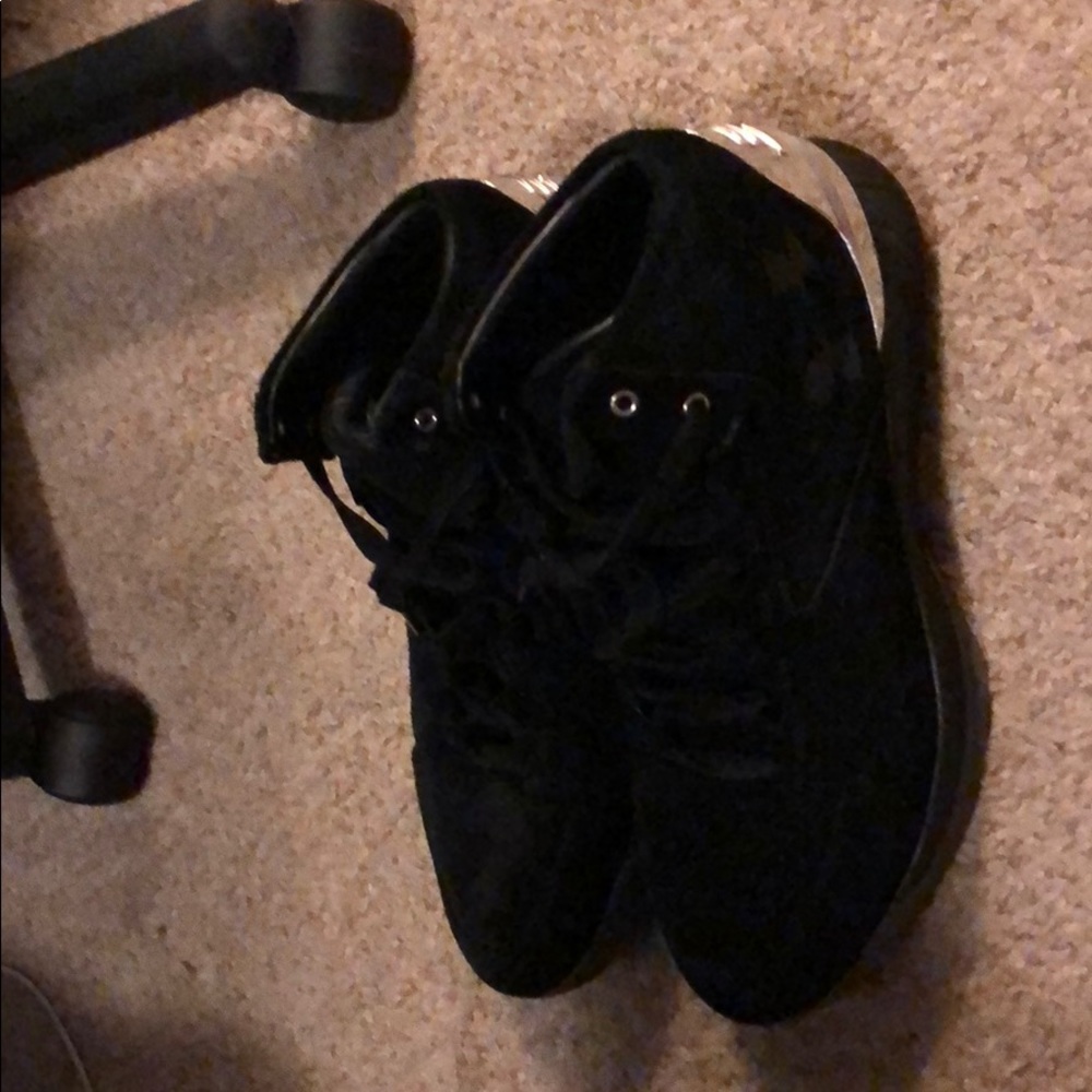 Curry 1 black suede